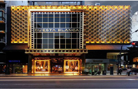 腾冲门头设计与商业空间的纽带。