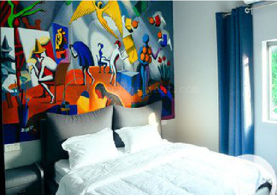 腾冲对于酒店的墙体彩绘而言更注重哪些方面？